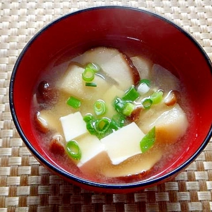 豆腐と焼き麩椎茸の味噌汁